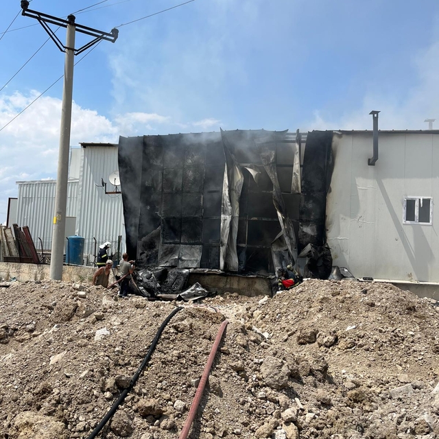 Afyonkarahisar'da dorse imalat atölyesinde çıkan yangın söndürüldü