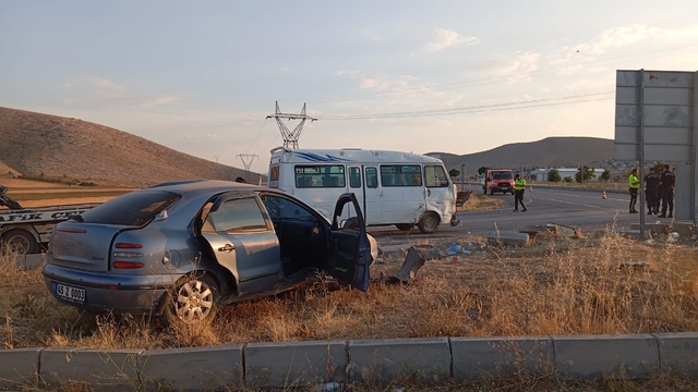 Konya'da tarım işçilerini taşıyan minibüs ile otomobilin çarpışması sonucu 16 kişi yaralandı