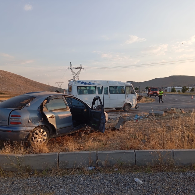 Konya'da tarım işçilerini taşıyan minibüs ile otomobilin çarpışması sonucu...