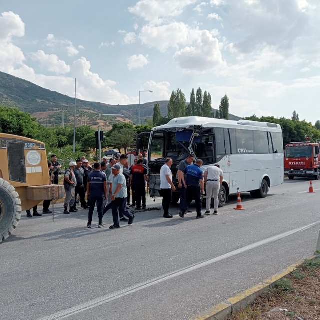 Afyonkarahisar'da otobüs ile kamyonun çarpıştığı kazada 7 kişi yaralandı