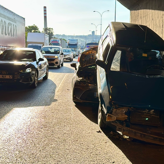 Anadolu Otoyolu'nun Kocaeli kesiminde zincirleme trafik kazası ulaşımı aksa...