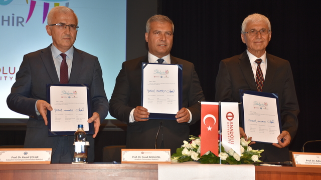 Eskişehir'de "Study in Eskişehir" tanıtım çalışmasının imza töreni düzenlendi