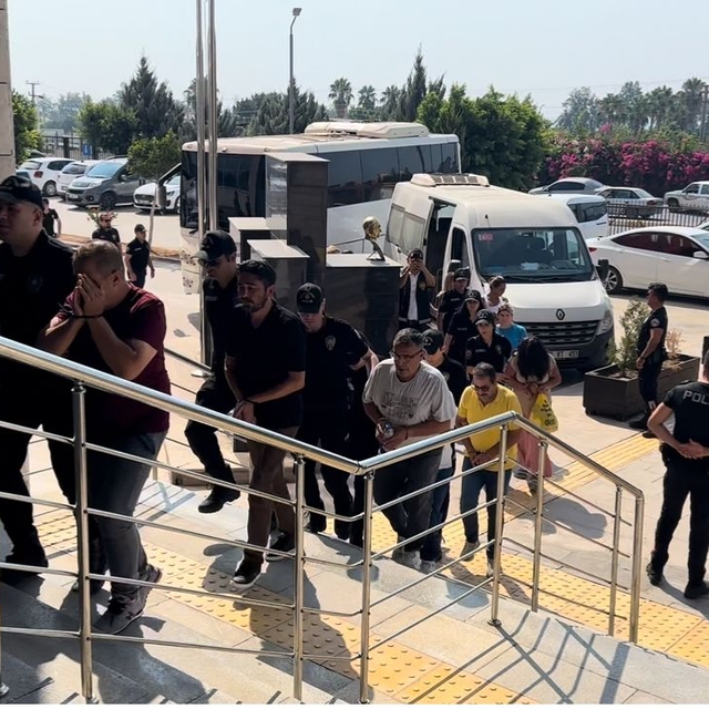 Mersin'de fuhuş operasyonunda yakalanan 19 zanlı tutuklandı