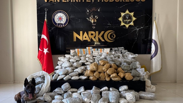 Van'da durdurulan kamyonette 122 kilo uyuşturucu ele geçirildi; 2 gözaltı