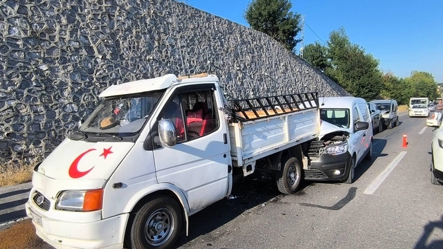 Samsun'da üç aracın karıştığı trafik kazasında 3 kişi yaralandı