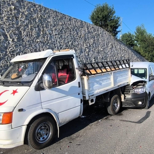 Samsun'da üç aracın karıştığı trafik kazasında 3 kişi yaralandı