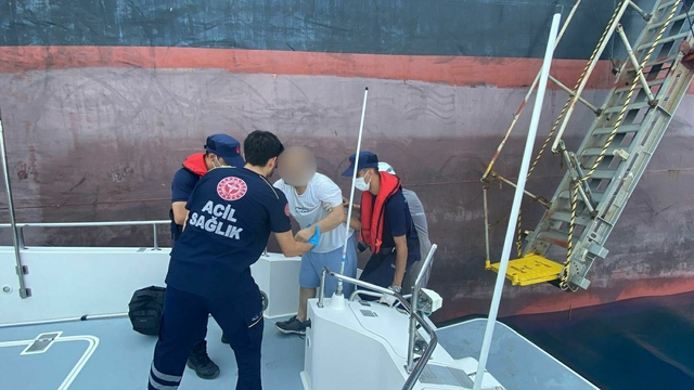 Fethiye açıklarında ticari gemide rahatsızlanan kişiye tıbbi tahliye