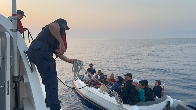 Bodrum açıklarında sürüklenen bottaki 20 düzensiz göçmen kurtarıldı
