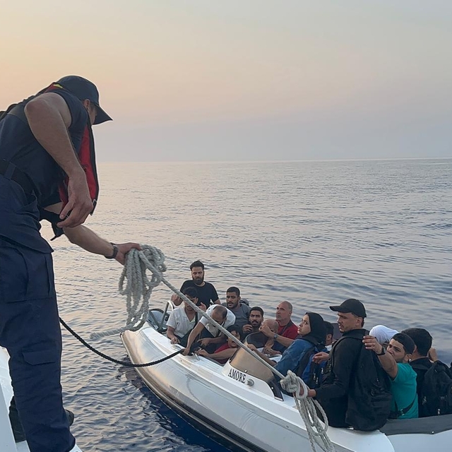 Bodrum açıklarında sürüklenen bottaki 20 düzensiz göçmen kurtarıldı