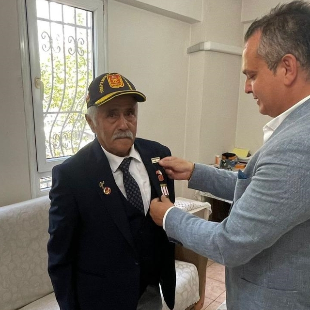 Fethiye'de yaşayan Kıbrıs gazisi Abdurrahim Kısa'ya madalya ve berat takdim...