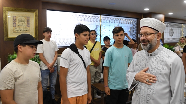 Diyanet İşleri Başkanı Erbaş, Fransa'dan gelen öğrencilerle buluştu