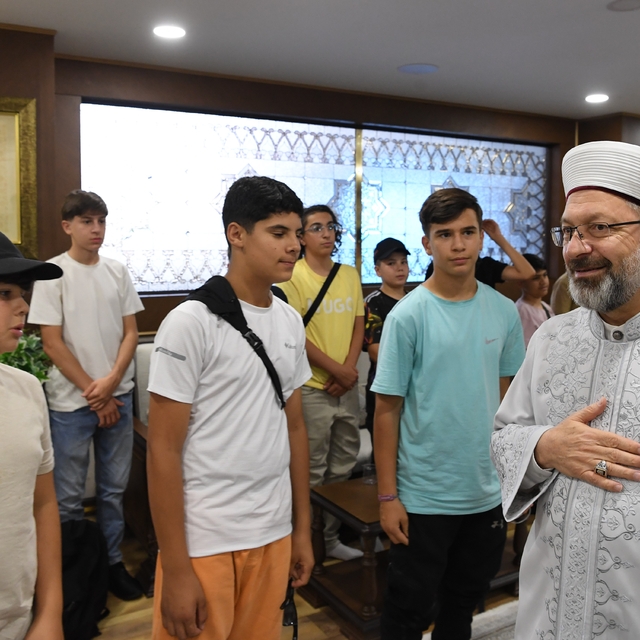 Diyanet İşleri Başkanı Erbaş, Fransa'dan gelen öğrencilerle buluştu