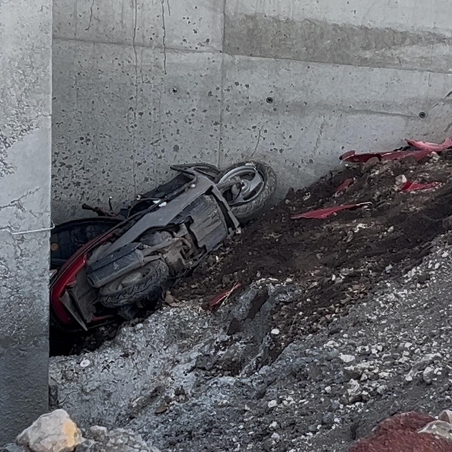 Yapım aşamasındaki altgeçidin duvarına çarpan motosikletli öldü