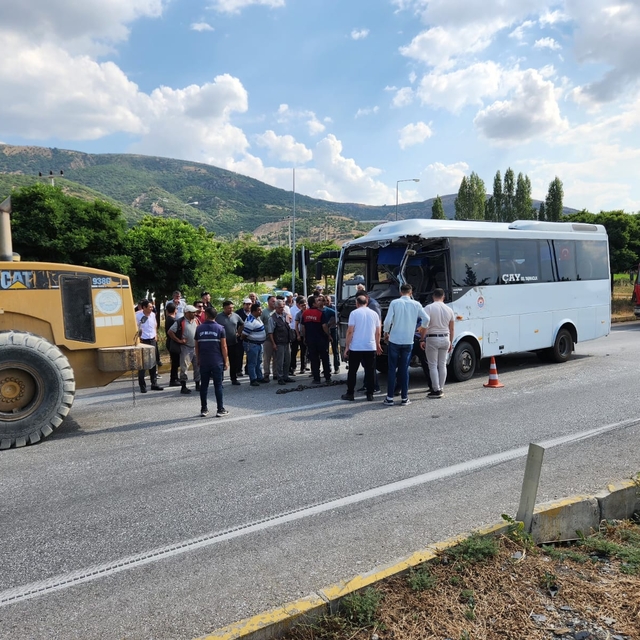 Afyonkarahisar'da yolcu midibüsü ile TIR çarpıştı; 7 yaralı