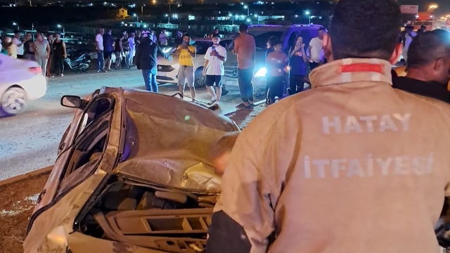 Hatay'da aydınlatma direğine çarpan otomobildeki 4 kişi yaralandı