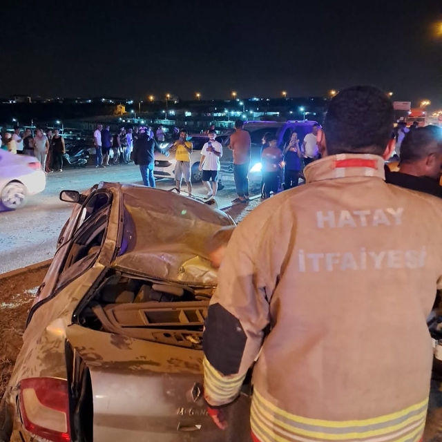 Hatay'da aydınlatma direğine çarpan otomobildeki 4 kişi yaralandı