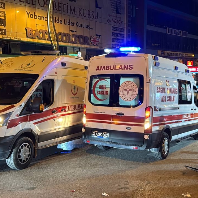 Kocaeli'de kiracı tartıştığı dükkan sahiplerini bıçakla yaraladı