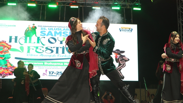 Samsun'da 10 yıl aradan sonra 'Uluslararası Halk Oyunları Festivali' başladı