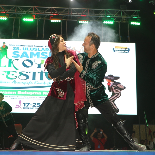 Samsun'da 10 yıl aradan sonra 'Uluslararası Halk Oyunları Festivali' başlad...