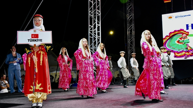 Samsun'da 35. Uluslararası Halk Oyunları Festivali başladı