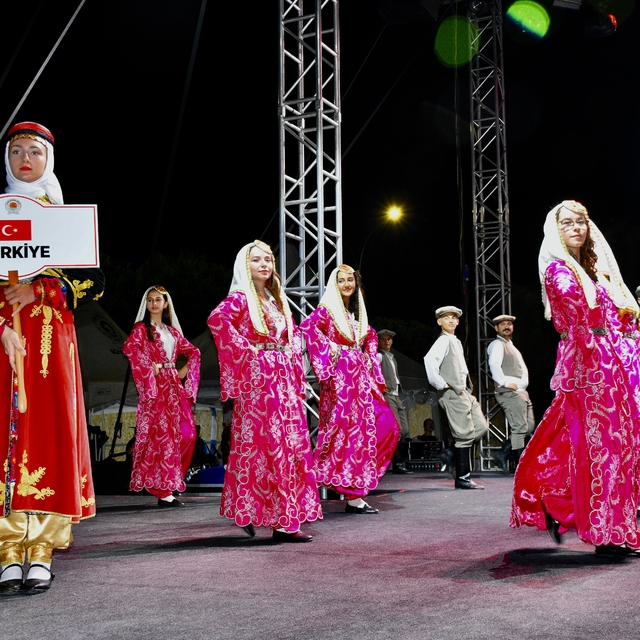 Samsun'da 35. Uluslararası Halk Oyunları Festivali başladı