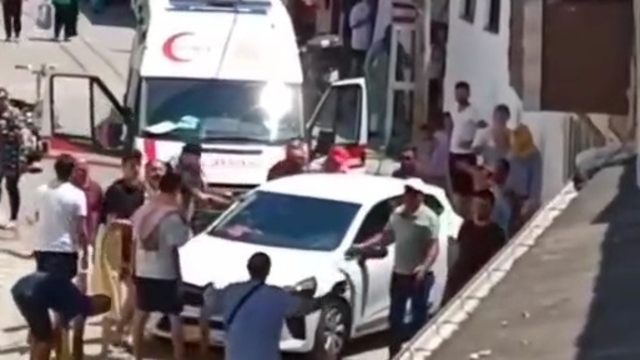 Balıkesir'de ambulansa park halindeki otomobil engeli