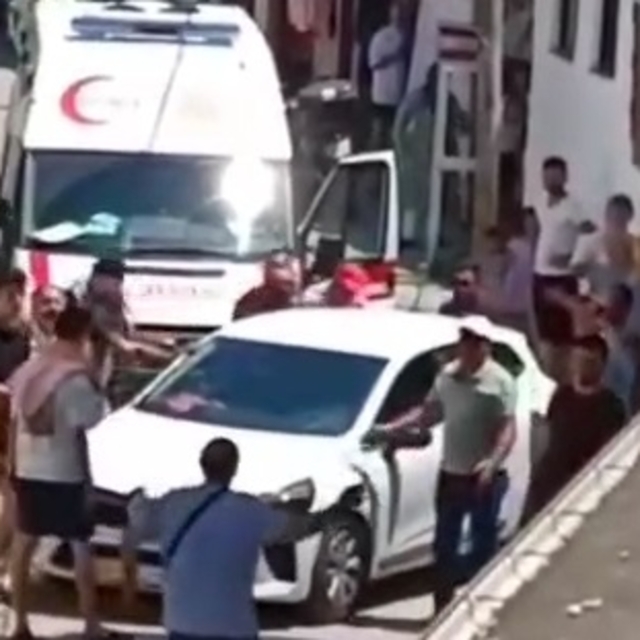 Balıkesir'de ambulansa park halindeki otomobil engeli