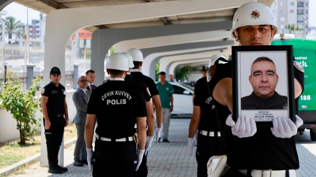 Mersin'de görevi başında kalp krizi geçiren polis yaşamını yitirdi