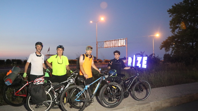 Rizeli grup, 15 Temmuz'a ithafen Ankara'dan Rize'ye pedal çevirdi