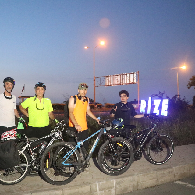 Rizeli grup, 15 Temmuz'a ithafen Ankara'dan Rize'ye pedal çevirdi