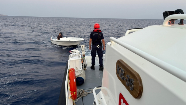 Kaş açıklarında sürüklenen teknedeki kişi kurtarıldı