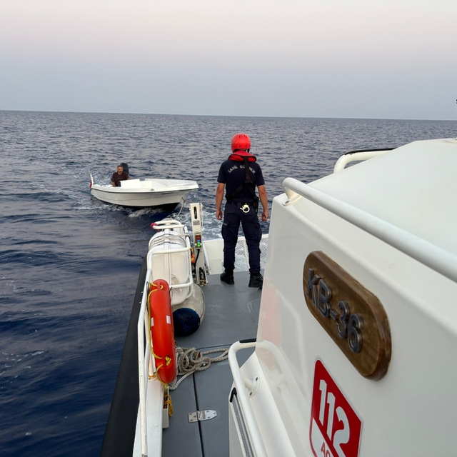 Kaş açıklarında sürüklenen teknedeki kişi kurtarıldı