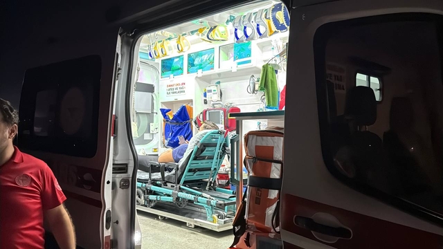 Kocaeli'de servis minibüsüyle otomobilin çarpıştığı kazada 10 kişi yaralandı
