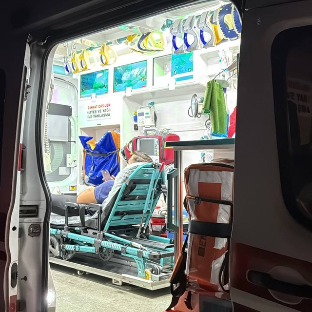 Kocaeli'de servis minibüsüyle otomobilin çarpıştığı kazada 10 kişi yaraland...