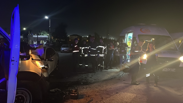 Kocaeli'de servis minibüsü ile otomobil çarpıştı; 10 yaralı