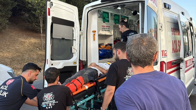 Gebze'de hafif ticari araçla çarpışan motosikletin sürücüsü yaralandı