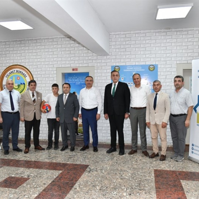 Tekirdağ'da okulların boyasını yükümlü ve hükümlüler yapıyor