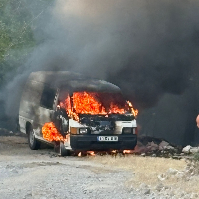 Ayvacık'ta park halindeki minibüste başlayıp ormana sıçrayan yangın söndürü...