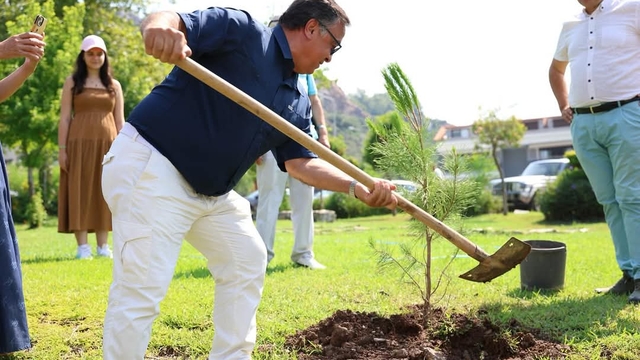 Datça'nın "Doğa Dedesi"nin Marmaris'e bağışladığı fidanlar dikildi