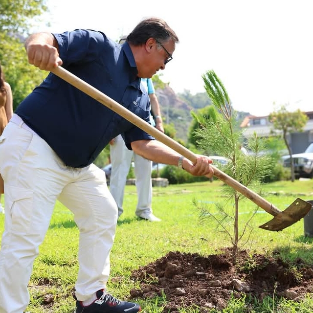 Datça'nın "Doğa Dedesi"nin Marmaris'e bağışladığı fidanlar dikildi