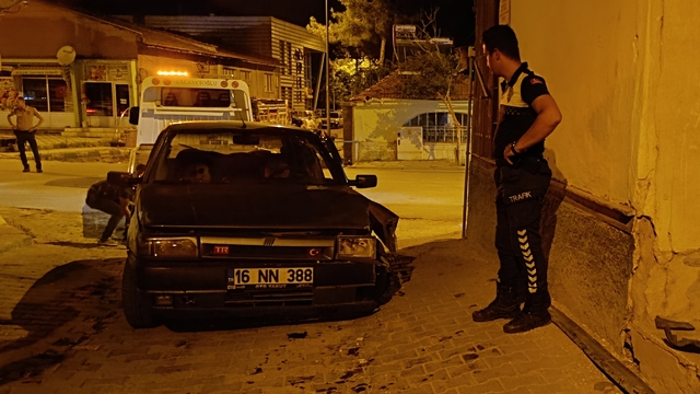Pazaryeri'nde otomobilin duvara çarpması sonucu sürücü yaralandı
