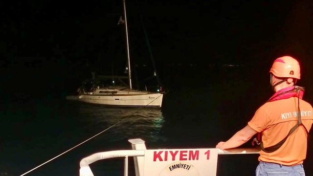 Çanakkale Boğazı'nda sürüklenen tekne kurtarıldı