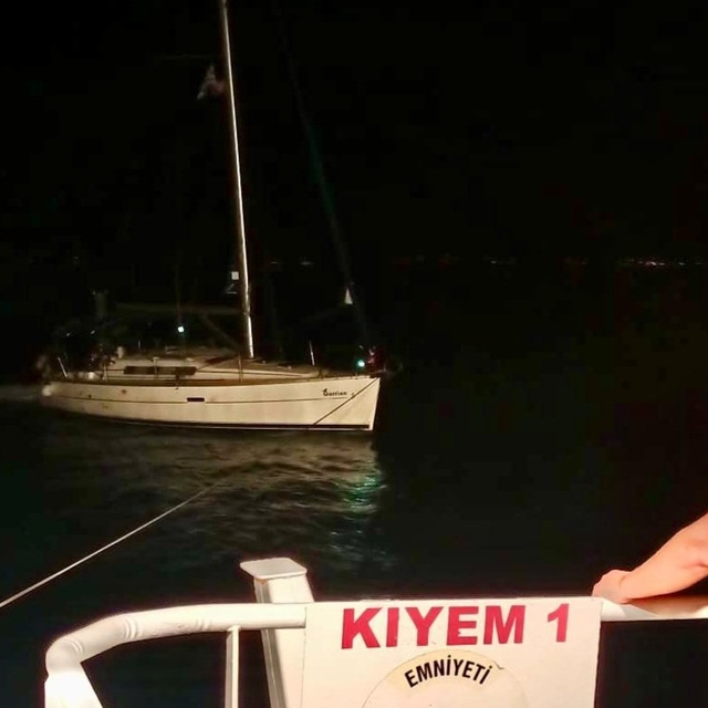 Çanakkale Boğazı'nda sürüklenen tekne kurtarıldı