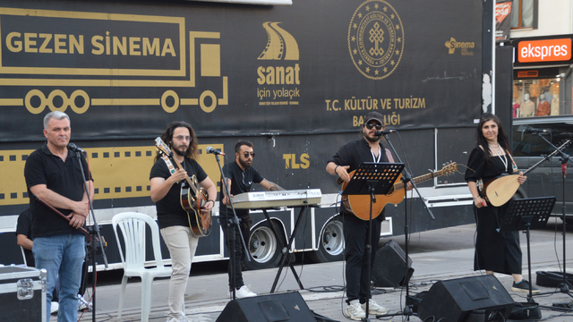 "Gezen sinema" Havza'da çocuklarla buluştu