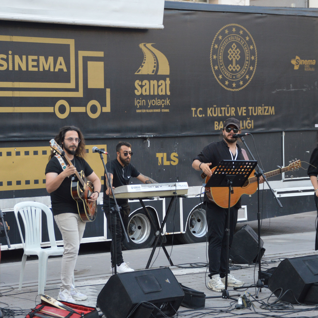 "Gezen sinema" Havza'da çocuklarla buluştu