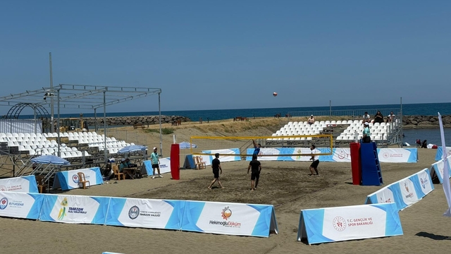 Trabzon'da plaj voleybolu turnuvası yapıldı
