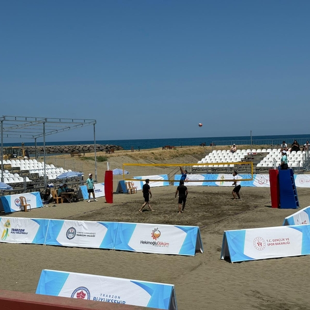 Trabzon'da plaj voleybolu turnuvası yapıldı