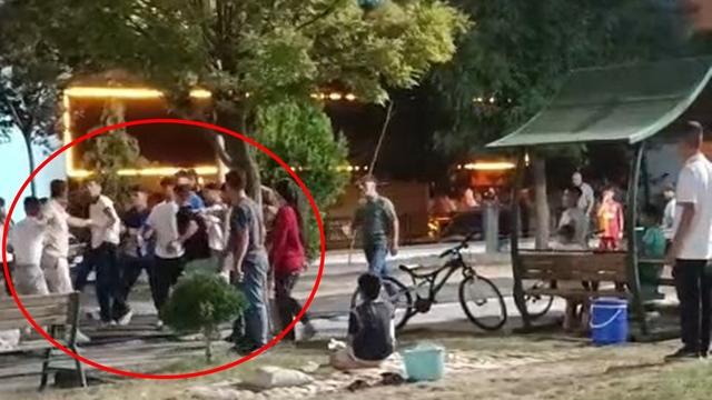 Parktaki tekmeli, yumruklu kavga kamerada