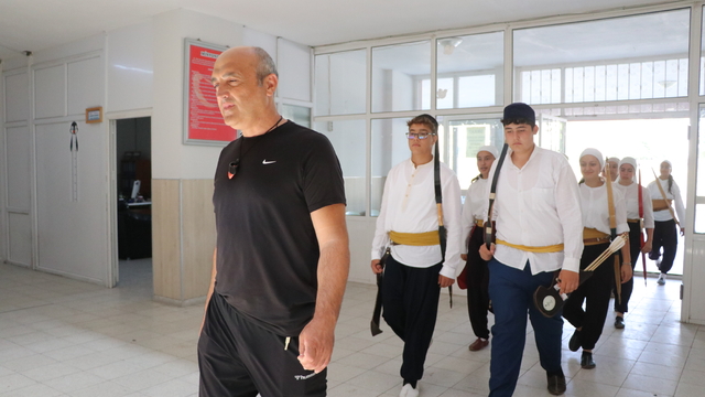 Kırılan okları öğrencileri ile tamir edip, şampiyon sporcular yetiştiriyor