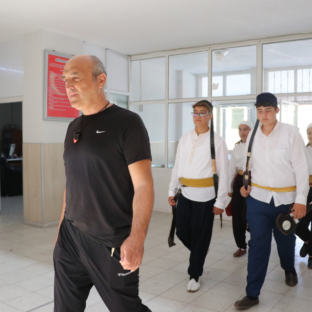 Kırılan okları öğrencileri ile tamir edip, şampiyon sporcular yetiştiriyor